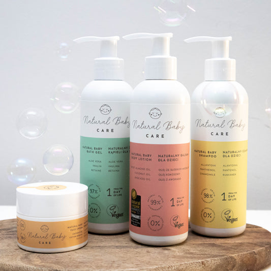 Zestaw naturalnych kosmetyków dla dzieci Natural Baby Care w lekko odbijających się bańkach mydlanych.