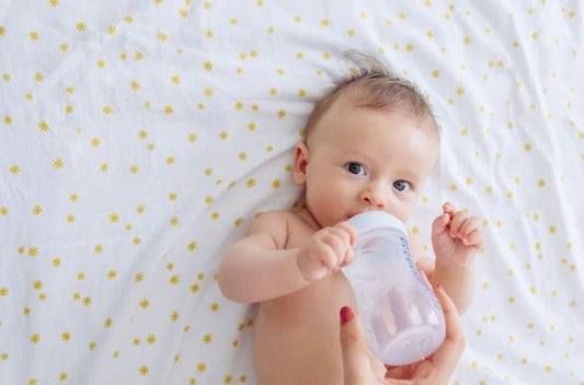 Czy można podawać niemowlakowi wodę w upały?