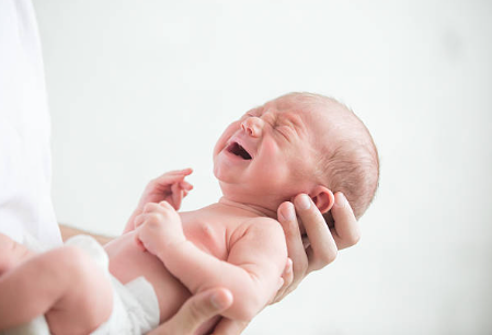 Dlaczego noworodek płacze?