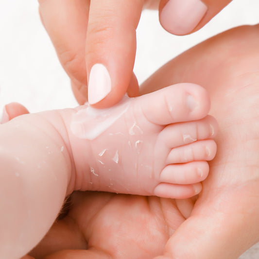 Sucha skóra u niemowlaka - przyczyny, objawy i pielęgnacja